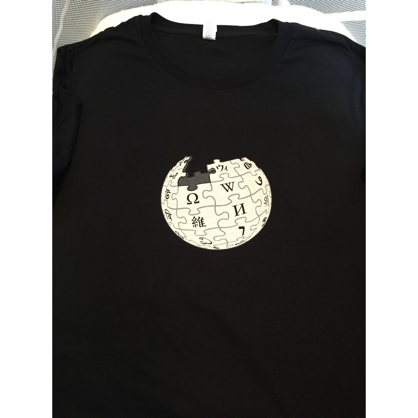 Globe black t-shirt (unisex) Internal Sale